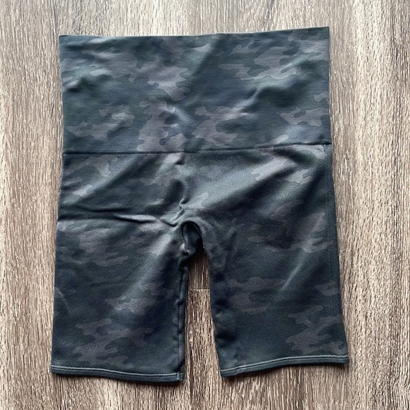 EUC Spanx Look At Me Now Shorts Camo Size M - Picture 4 of 5